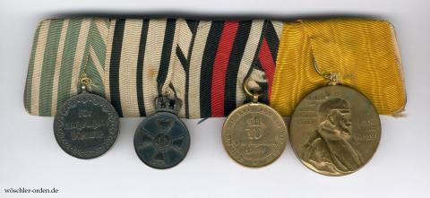 Preußen, Roter-Adler-Orden-Medaille am Band des Hausordens von Hohenzollern, an sächsischer 4er Ordensschnalle Preußen, Roter-Adler-Orden-Medaille am Band des Hausordens von Hohenzollern, an sächsischer 4er Ordensschnalle