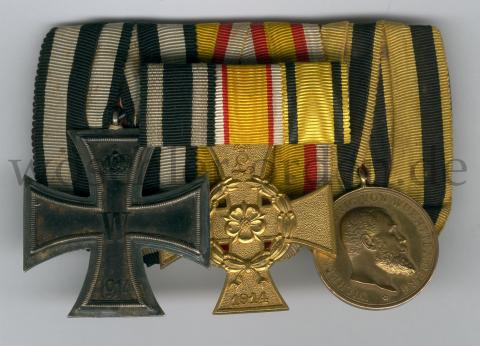 Württemberg, Goldene Militärverdienstmedaille (5. Modell, 3. Ausgabe), an 3er Ordensschnalle des Flieger-Leutnants Wiegrebe